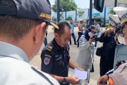 Polres dan Dishub Karawang menggelar "ramp check" bus jelang Nataru