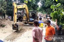 Alat berat BPBD Tapsel mulai evakuasi material banjir bandang