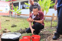 Disdik Palembang bantu 140 sak semen bangun mushala SD N 236