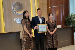 AHY jadi lulusan terbaik Program Doktor SDM di Unair