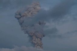 Gunung Ibu menyemburkan kolom abu tebal setinggi 2.000 meter
