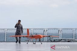 TNI AL uji fungsi pesawat nirawak "VTOL" di atas KRI Semarang-594
