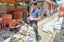 BPBD Bondowoso bagikan masker ke warga usai erupsi Gunung Raung