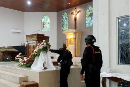 Personel Batalyon B Satbrimob Polda Babel sterilisasi gereja jelang Misa Natal