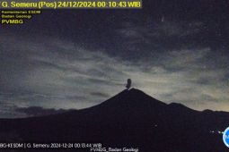 Erupsi Gunung Semeru disertai letusan setinggi 900 meter di atas puncak