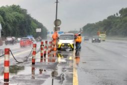 Lalu lintas normal, contraflow arah Cikampek Tol Japek dihentikan