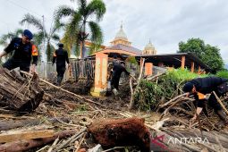 Personel Brimob bantu warga terdampak banjir bandang di Situbondo