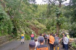 Ruas jalan nasional Bagbagan-Kiaradua di Sukabumi kembali longsor
