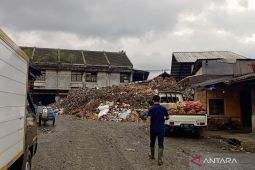 Pemkot Bandung menegur pengelola Pasar Caringin soal tumpukan sampah