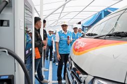 Dirut PLN berinteraksi dengan pengguna SPKLU di Jawa Barat