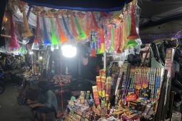 Penjual pernak-pernik tahun baru ramai bermunculan di Kota Ambon