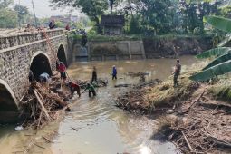 BPBD Ponorogo mulai bersihkan tumpukan bambu pascabanjir