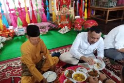 Wamenbud Giring nikmati tradisi makan Bedulang di rumah adat Melayu Belitung