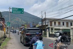 Polres Cianjur terjunkan tim pengurai antrean di jalur utama Puncak pada libur akhir tahun