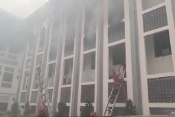 Sebanyak 10 unit Damkar dikerahkan atasi kebakaran gedung UIN Jakarta