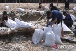 Ratusan orang tutup tahun bersihkan sampah di Pantai Kedonganan