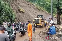 Longsor susulan ketiga kali tutup jalan nasional Bagbagan-Kiaradua Sukabumi