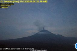Gunung Semeru erupsi dengan visual letusan tidak teramati