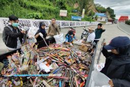 Rumah bakau Jayapura gerebek sampah di jembatan Youtefa usai malam tahun baru