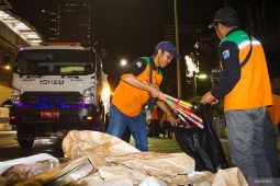 Jakbar siagakan 350 personel gabungan bersihkan sampah pada malam Tahun Baru 2026