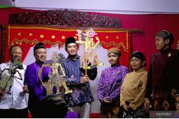 Warga Kediri peringati tahun baru 2025 dengan wayangan