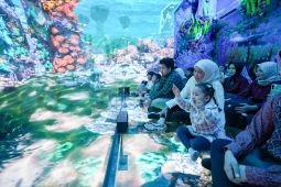 Khofifah ajak cucu liburan tahun baru di Jatim Park 2