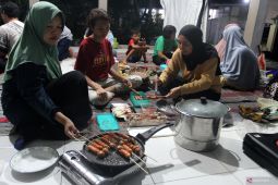 Kegiatan barbeku tahun baru warga di Malang
