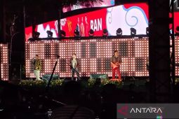 Grup musik RAN tampil enerjik perayaan tahun baru di Bundaran HI