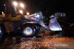 Material banjir tutup akses jalur pantura Situbondo Jatim