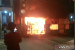 Gara-gara bermain korek api sebuah rumah di Kembangan ludes terbakar