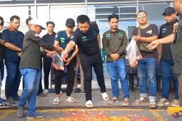 Keluarga korban penembakan tabur bunga di Rest Area KM 45