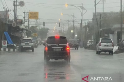 Lima kabupaten di Kalsel berpotensi hujan badai pada Senin
