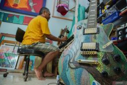 Seniman gitar lukis di Lumajang