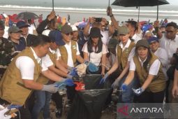 Empat menteri turun tangan bersihkan sampah kiriman di Pantai Kuta Bali