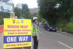 Polres Garut terapkan satu arah atasi kepadatan kendaraan di jalur wisata