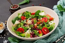 Menu salad ayam bang-bang bisa jadi ide pilihan makan siang sehat