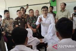 Budiman Sudjatmiko meninjau makan bergizi gratis di SMK Karawang