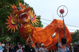 Damkar latihan atraksi liong naga di Pontianak