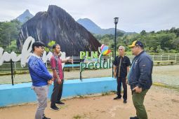 PLN UID Kalbar Peduli ikut lengkapi sarana obyek wisata Batu Belimbing