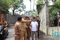 Pemkab Bogor dan warga kompak perlebar jalan alternatif kawasan Puncak