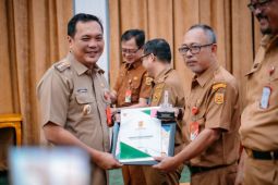 Wali Kota Aditya serahkan DPA dan penghargaan inovasi kepada SKPD