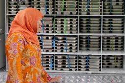 Gubernur Jatim terpilih meninjau makan siang gratis di Sidoarjo