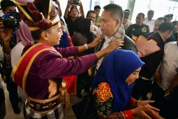 Forkopimda dan masyarakat sambut Pj Gubernur Sulsel di Bandara Hasanuddin
