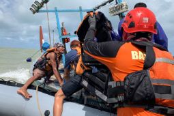 Tim SAR evakuasi tiga nelayan akibat mesin kapal mati di perairan Jepara