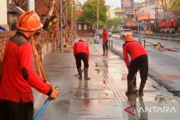Dinas PUPR Badung rawat trotoar di Pantai Kuta