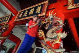 Bersih-bersih Kelenteng Jelang Imlek