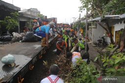 Daop 8 Surabaya pastikan keselamatan perjalanan kereta api lewat "Bersih Lintas Jalur KA"