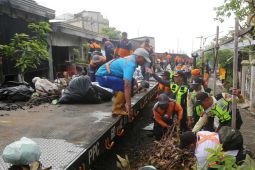 Daop 8 pastikan keselamatan perjalanan lewat "Bersih Lintas Jalur KA"