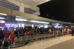 Suporter timnas Indonesia ramai-ramai menunggu Patrick Kluivert