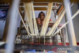 Perajin tenun dari akar wangi di Kabupaten Garut